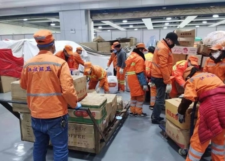 Vật tư được công nhân vệ sinh chuyển đến (Ảnh: Đa Chiều)