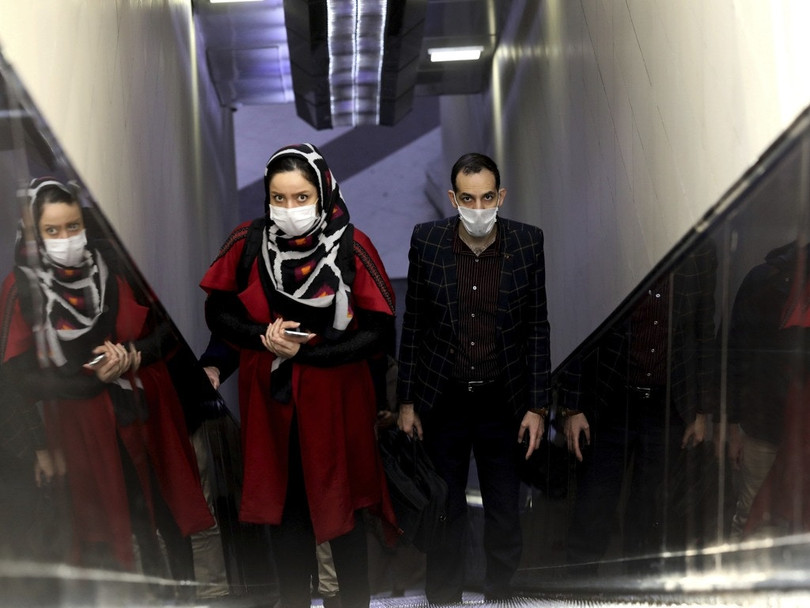 Hành khách mang khẩu trang trong ga tàu điện ngầm ở Tehran (Ảnh: AP)