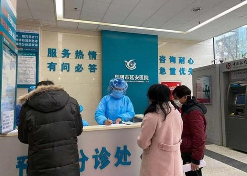 Hình ảnh bác sỹ Bệnh viện Diên An, Côn Minh phải dùng vỏ thùng nước khoáng làm mặt nạ phòng hộ khám bệnh cho bệnh nhân gây xôn xao dư luận (Ảnh: Đông Phương).