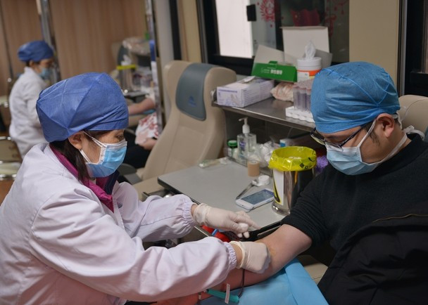 Nguồn máu dự trữ tại một số địa phương thiếu nghiêm trọng (Ảnh Chinanews)