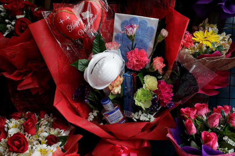 Một cửa hàng quà tặng ở Manina, Philippines đã sáng tạo ra những mónquà tặng ngày Tết Tình yêu mang tên “Anti - nCoV” gồm hoa và các đồ dùng để phòng chống dịch COVID-19 khác như khẩu trang, gel rửa tay, xà phòng diệt khuẩn, bàn chải, thuốc đánh răng, bán rất chạy! (Ảnh: AP)