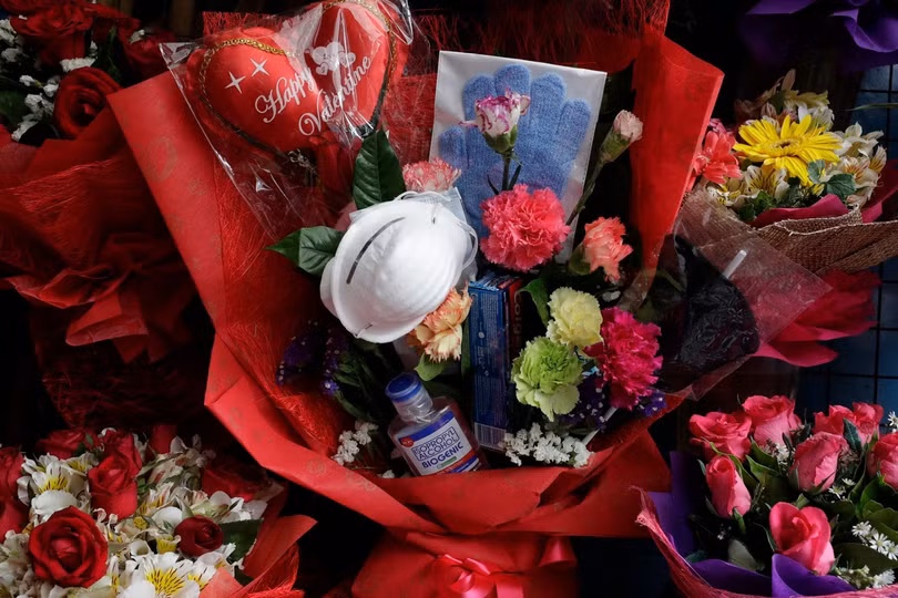 Một cửa hàng quà tặng ở Manina, Philippines đã sáng tạo ra những mónquà tặng ngày Tết Tình yêu mang tên “Anti - nCoV” gồm hoa và các đồ dùng để phòng chống dịch COVID-19 khác như khẩu trang, gel rửa tay, xà phòng diệt khuẩn, bàn chải, thuốc đánh răng, bán rất chạy! (Ảnh: AP)