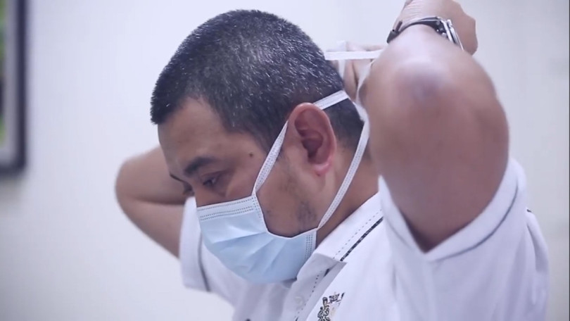 Đeo khẩu trang đúng cách sẽ giúp bảo vệ bản thân trước nCoV (Ảnh: Toutiao)