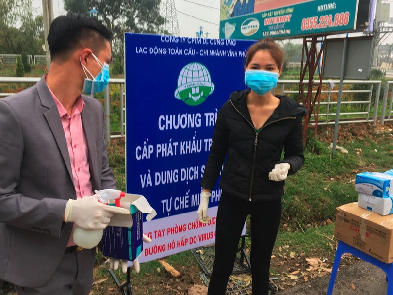 Các nhân viên công tác ở cơ sở phân phát khẩu trang và nước khử trùng miễn phí hàng ngày (Ảnh: AP) Các nhân viên công tác ở cơ sở phân phát khẩu trang và nước khử trùng miễn phí hàng ngày (Ảnh: AP)