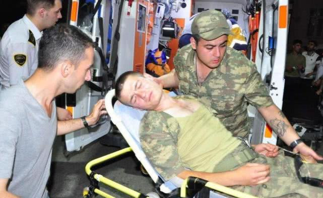 Lính Thổ Nhĩ Kỳ bị thương được đưa về bên kia biên giới (Ảnh: Sohu)