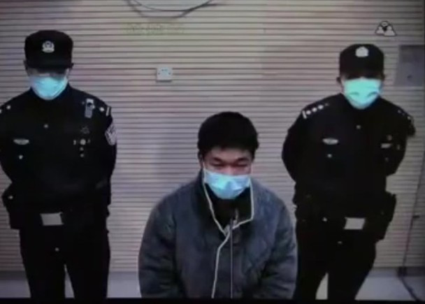 Bị cáo Vương bị kết án 9 tháng tù giam vì chống người thi hành công vụ (Ảnh: Đông Phương) Bị cáo Vương bị kết án 9 tháng tù giam vì chống người thi hành công vụ (Ảnh: Đông Phương)