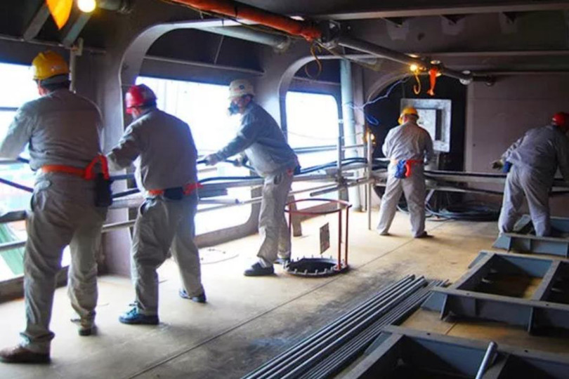 Các cán bộ nhân viên nhà máy được huy động khẩn cấp để đặt cáp cho tàu Type 075 (Ảnh: Hudong) Các cán bộ nhân viên nhà máy được huy động khẩn cấp để đặt cáp cho tàu Type 075 (Ảnh: Hudong)