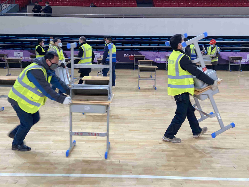 Thi công bệnh viện trong nhà thi đấu thể thao (Ảnh: Đa Chiều)