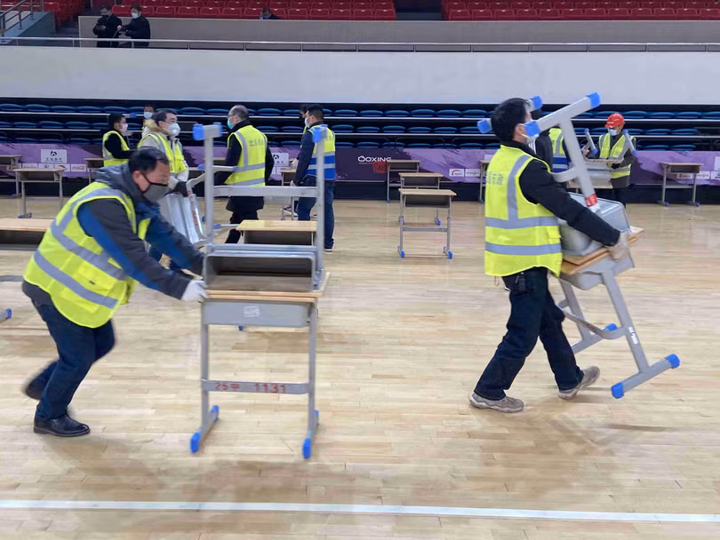 Thi công bệnh viện trong nhà thi đấu thể thao (Ảnh: Đa Chiều)