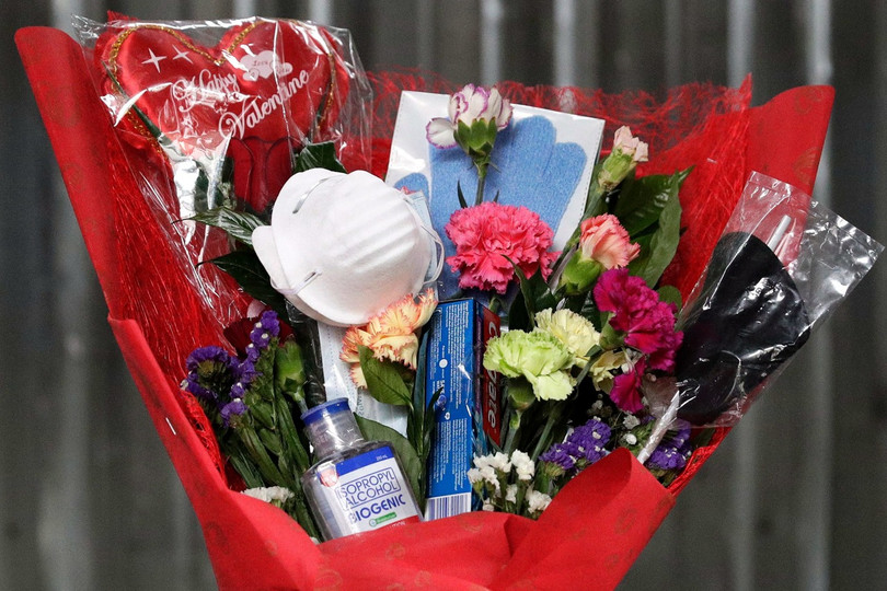 Chủ cửa hàng bày tỏ, hy vọng bó hoa này không chỉ là món quà tặng trong ngày Tết Tình yêu, mà còn giúp phòng ngừa nCoV (Ảnh: AP)