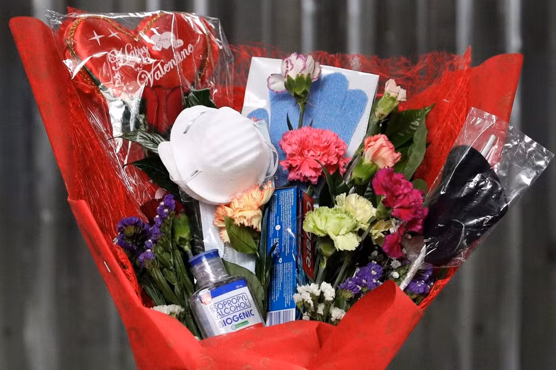 Chủ cửa hàng bày tỏ, hy vọng bó hoa này không chỉ là món quà tặng trong ngày Tết Tình yêu, mà còn giúp phòng ngừa nCoV (Ảnh: AP)