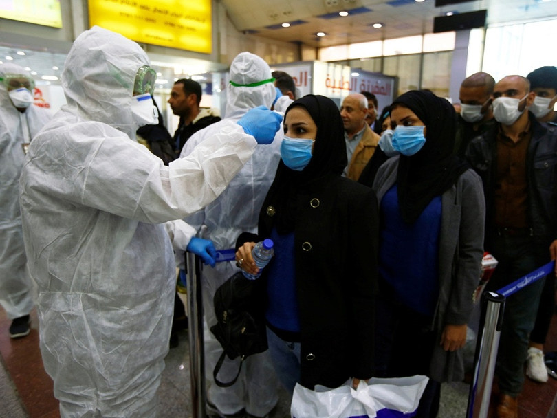 Kiểm tra thân nhiệt tại nhà ga (Ảnh: Reuter)