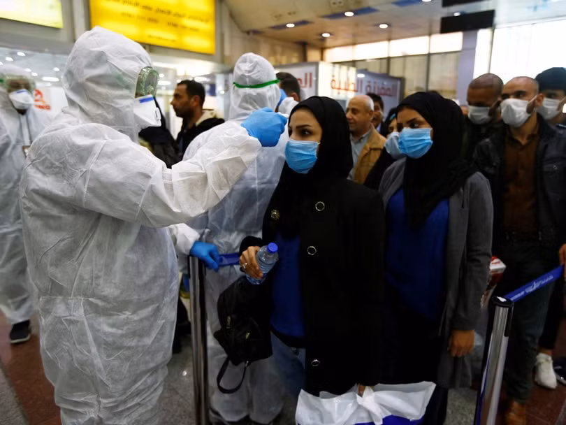 Kiểm tra thân nhiệt tại nhà ga (Ảnh: Reuter) Kiểm tra thân nhiệt tại nhà ga (Ảnh: Reuter)