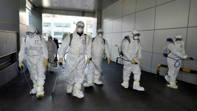 Khử trùng khu chung cư có người bị COVID-19 (Ảnh: Yonhap)