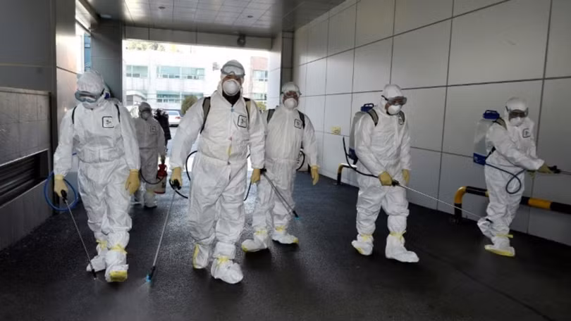 Khử trùng khu chung cư có người bị COVID-19 (Ảnh: Yonhap) Khử trùng khu chung cư có người bị COVID-19 (Ảnh: Yonhap)