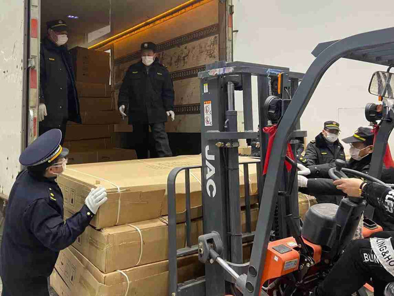 Vật tư được vận chuyển tới bệnh viện dã chiến (Ảnh: Đa chiều)