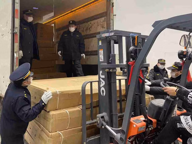 Vật tư được vận chuyển tới bệnh viện dã chiến (Ảnh: Đa chiều)