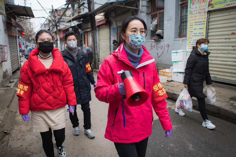 Các nhân viên công tác tuyên truyền phòng dịch trong từng ngách phố, đến từng hộ gia đình ở Vũ Hán (Ảnh: Tân Hoa xã)