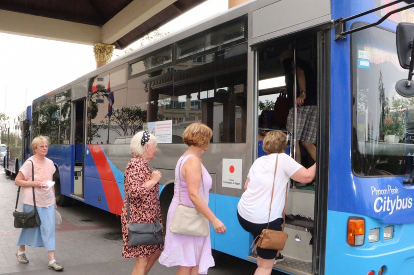 Các hành khách lên xe buýt đi tham quan thành phố Phnom Penh (Ảnh: AFP) Các hành khách lên xe buýt đi tham quan thành phố Phnom Penh (Ảnh: AFP)