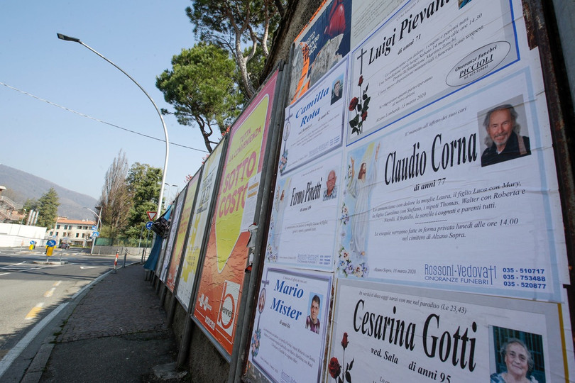 Những tờ cáo phó dán trên bảng tin ở một dãy phố (Ảnh: AP) Những tờ cáo phó dán trên bảng tin ở một dãy phố (Ảnh: AP)