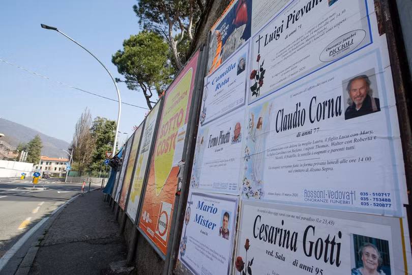 Những tờ cáo phó dán trên bảng tin ở một dãy phố (Ảnh: AP) Những tờ cáo phó dán trên bảng tin ở một dãy phố (Ảnh: AP)