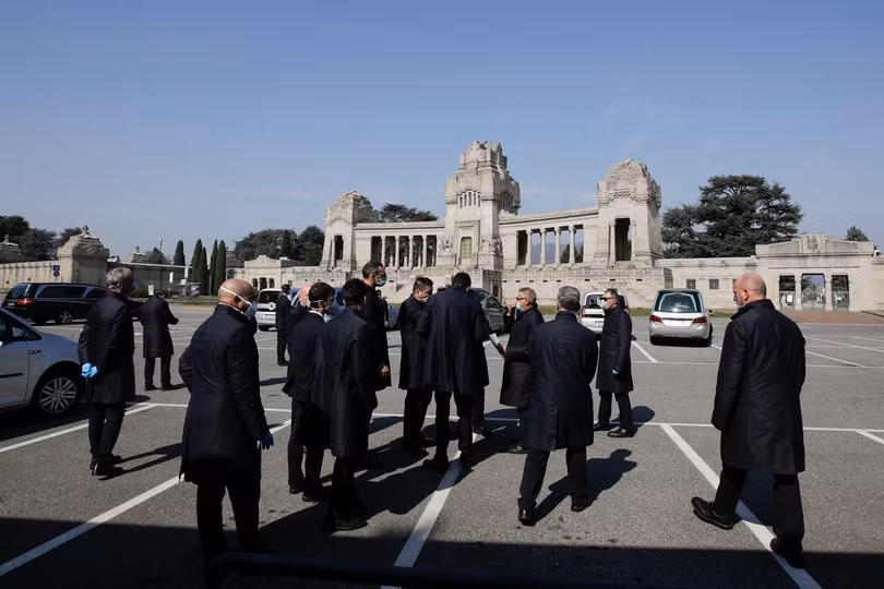 Những người đưa tang tập trung bên ngoài nghĩa địa ở Bergamo vào ngày 17/3 (Ảnh: AP) Những người đưa tang tập trung bên ngoài nghĩa địa ở Bergamo vào ngày 17/3 (Ảnh: AP)