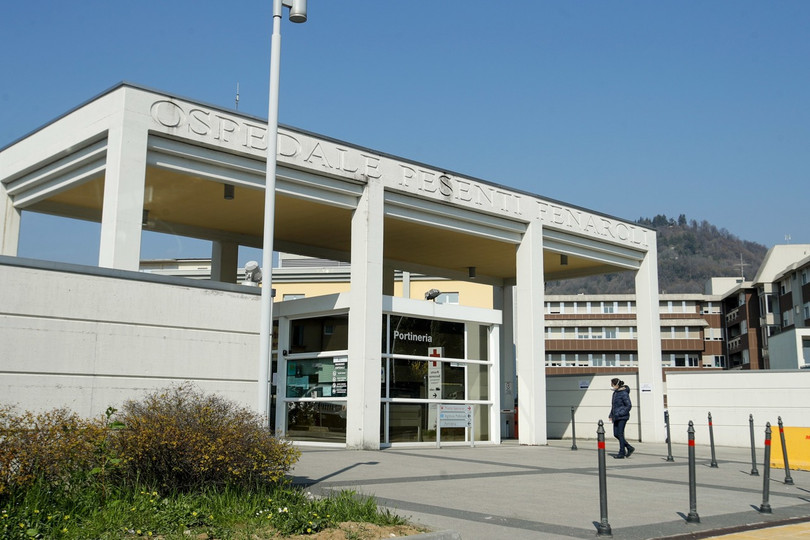 Một người phụ nữ đi bộ bên ngoài Bệnh viện Pesenti Fenaroli ở Bergamo (Ảnh: AP) Một người phụ nữ đi bộ bên ngoài Bệnh viện Pesenti Fenaroli ở Bergamo (Ảnh: AP)