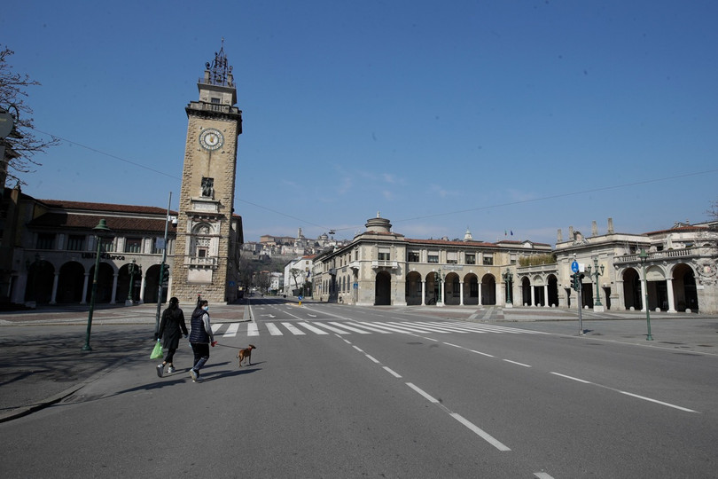 Một người phụ nữ dắt chó đi dạo trên đường phố Bergamo vào ngày 17/3 dù đã có lệnh cấm cửa (Ảnh: AP) Một người phụ nữ dắt chó đi dạo trên đường phố Bergamo vào ngày 17/3 dù đã có lệnh cấm cửa (Ảnh: AP)