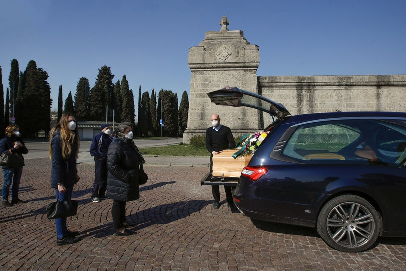 Bên ngoài nghĩa trang Bergamo (Ảnh: AP) Bên ngoài nghĩa trang Bergamo (Ảnh: AP)