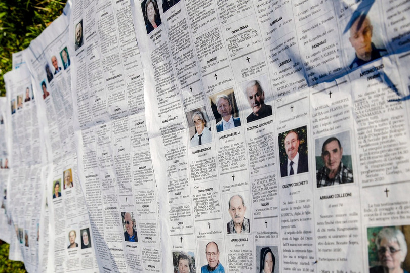 Những bản cáo phó dày đặc trên các trang báo (Ảnh: AP) Những bản cáo phó dày đặc trên các trang báo (Ảnh: AP)