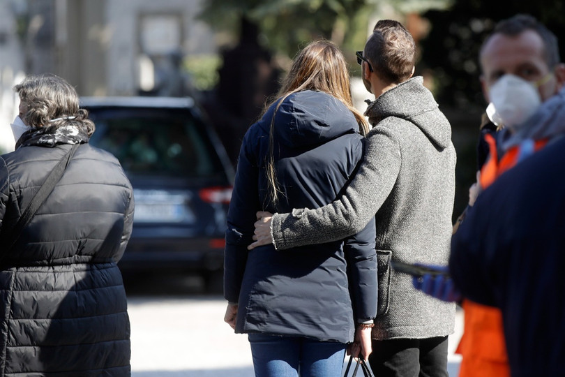 Những người thân tiễn đưa linh xa chở thi thể một người chết vì COVID-19 vào lò thiêu tại nghĩa trang Bergamo (Ảnh: AP) Những người thân tiễn đưa linh xa chở thi thể một người chết vì COVID-19 vào lò thiêu tại nghĩa trang Bergamo (Ảnh: AP)