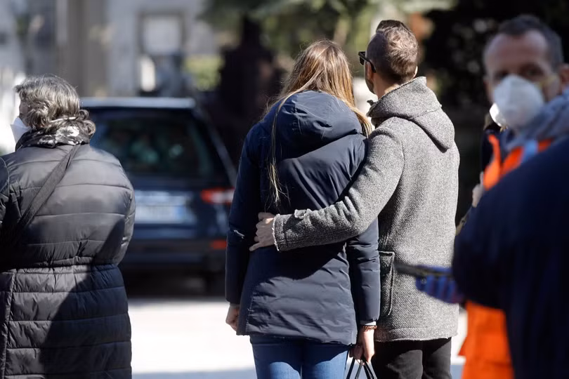 Những người thân tiễn đưa linh xa chở thi thể một người chết vì COVID-19 vào lò thiêu tại nghĩa trang Bergamo (Ảnh: AP) Những người thân tiễn đưa linh xa chở thi thể một người chết vì COVID-19 vào lò thiêu tại nghĩa trang Bergamo (Ảnh: AP)