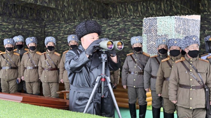 Nhà lãnh đạo Triều Tiên Kim Jong-un đến thị sát đơn vị pháo binh mà không đeo khẩu trang (Ảnh: KCNA).