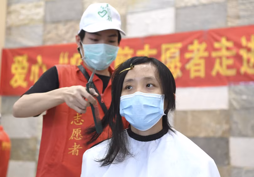 Nhân viên y tế ở tỉnh Sơn Đông hy sinh mái tóc trước khi tình nguyện tới giúp Vũ Hán chống dịch bệnh (Ảnh: Đa Chiều)