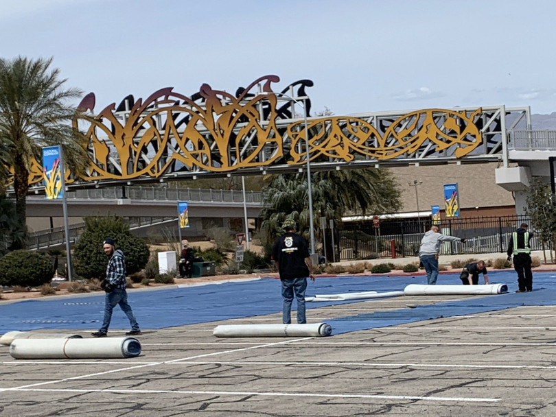 Những người tình nguyện trải thảm làm "giường ngủ" cho những người vô gia cư (Ảnh: Guancha). Những người tình nguyện trải thảm làm "giường ngủ" cho những người vô gia cư (Ảnh: Guancha).