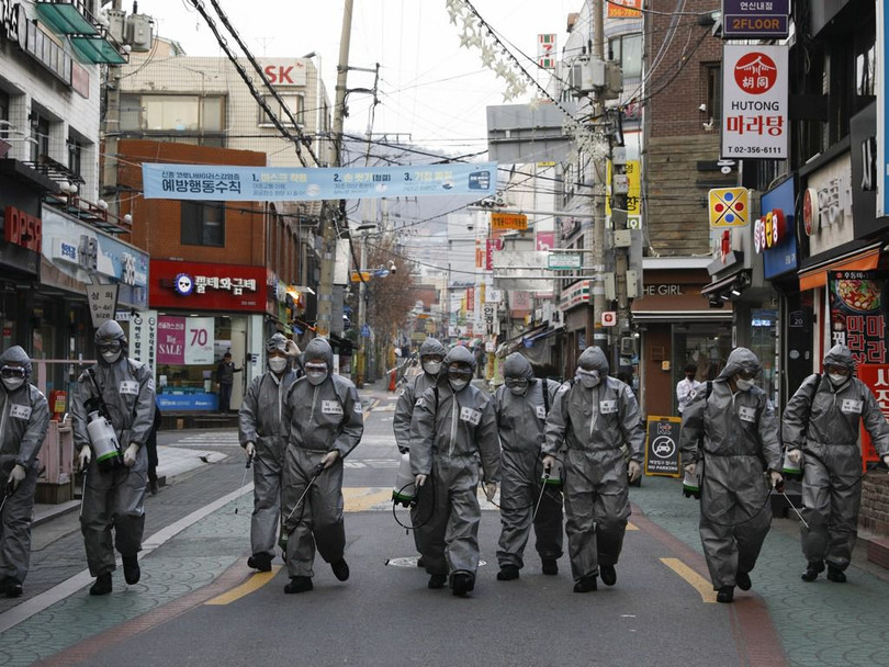 Các nhân viên phòng dịch quân đội Hàn Quốc phun thuốc khử trùng trên đường phố (Ảnh: Tân Hoa xã).