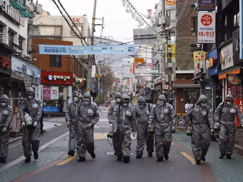 Các nhân viên phòng dịch quân đội Hàn Quốc phun thuốc khử trùng trên đường phố (Ảnh: Tân Hoa xã). Các nhân viên phòng dịch quân đội Hàn Quốc phun thuốc khử trùng trên đường phố (Ảnh: Tân Hoa xã).