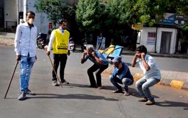 Những người vi phạm bị phạt tập thể dục (Ảnh: AP). Những người vi phạm bị phạt tập thể dục (Ảnh: AP).