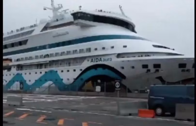 Chiếc tàu du lịch Đức Aida Aura đang bị cách ly (Ảnh: Toutiao).