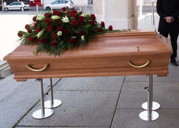 Thủ đô Madrid quy định các đám tang không có quá 3 người tham dự (Ảnh: Getty).