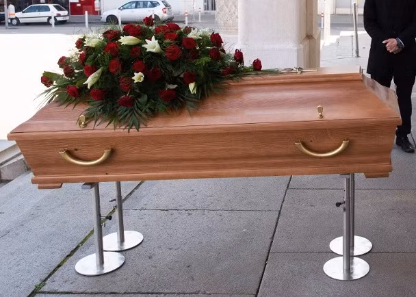 Thủ đô Madrid quy định các đám tang không có quá 3 người tham dự (Ảnh: Getty).