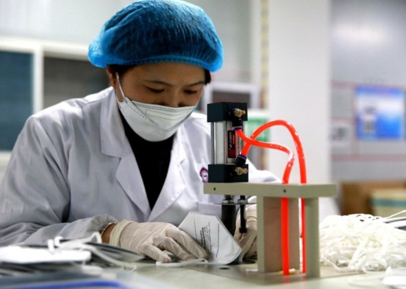 Trung Quốc đang đẩy mạnh sản xuất và xuất khẩu khẩu trang cho các nước (Ảnh: Đông Phương).