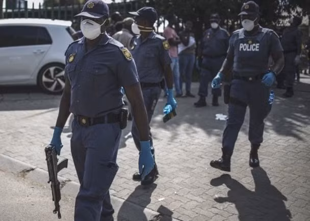 Nam Phi huy động quân đội phối hợp với cảnh sát để thực hiện phong tỏa cả nước (Ảnh: Getty). Nam Phi huy động quân đội phối hợp với cảnh sát để thực hiện phong tỏa cả nước (Ảnh: Getty).