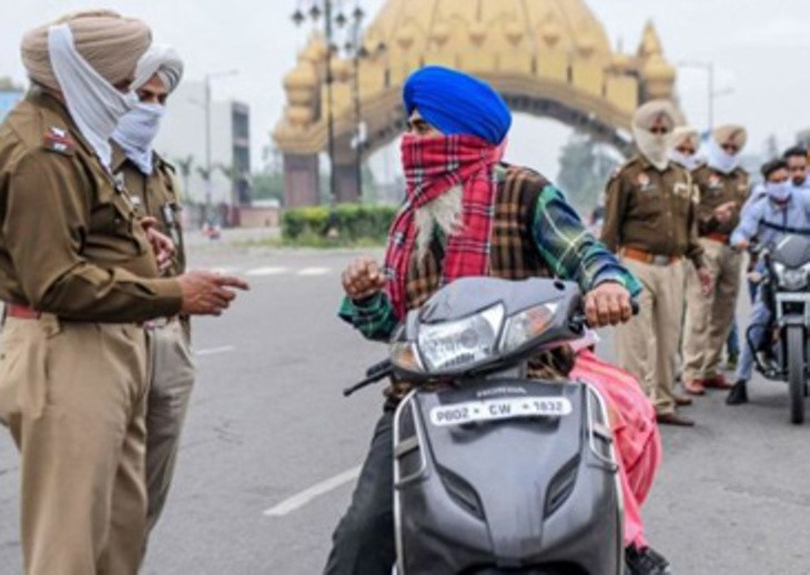 Cảnh sát Ấn Độ kiểm tra phạt nặng những người vi phạm lệnh cấm ra đường (Ảnh: DF).