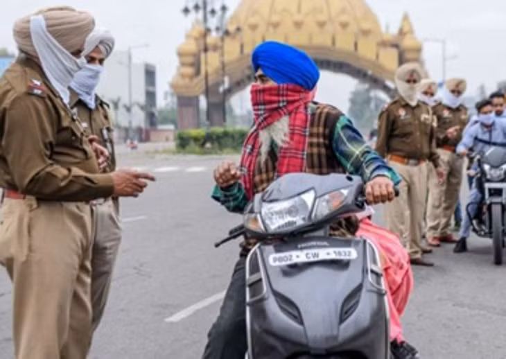 Cảnh sát Ấn Độ kiểm tra phạt nặng những người vi phạm lệnh cấm ra đường (Ảnh: DF). Cảnh sát Ấn Độ kiểm tra phạt nặng những người vi phạm lệnh cấm ra đường (Ảnh: DF).
