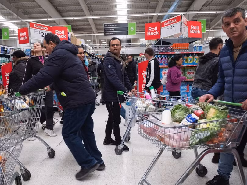 Lo sợ trước đại dịch COVID-19, người Anh đổ xô tới các siêu thị mua hàng tích trữ (Ảnh: Reuters).