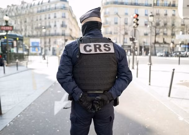 Cảnh sát Paris tuần tra trên đường phố vắng người qua lại (Ảnh: AFP).