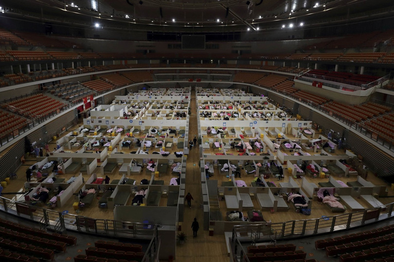 Ngày 1/3, Bệnh viện khoang vuông ở Cung thể thao Vũ Hán vẫn còn rất nhiều bệnh nhân nhẹ (Ảnh: Reuters).