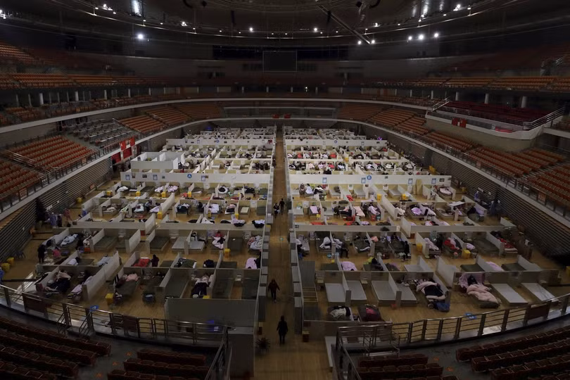 Ngày 1/3, Bệnh viện khoang vuông ở Cung thể thao Vũ Hán vẫn còn rất nhiều bệnh nhân nhẹ (Ảnh: Reuters).