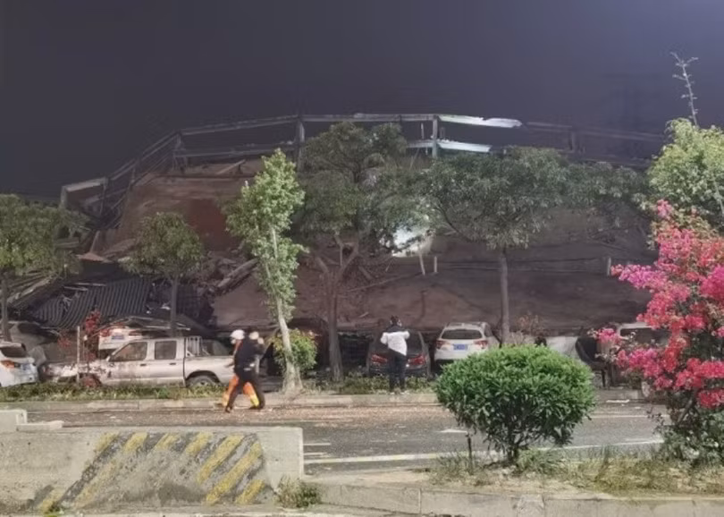 Khách sạn 6 tầng rưỡi biến thành đống đổ nát lớn với mấy chục người nằm bên dưới (Ảnh: Đông Phương)